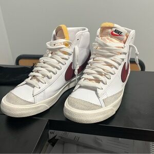 Men’s size 9 Nike ‘77 Blazer Mid Maroon